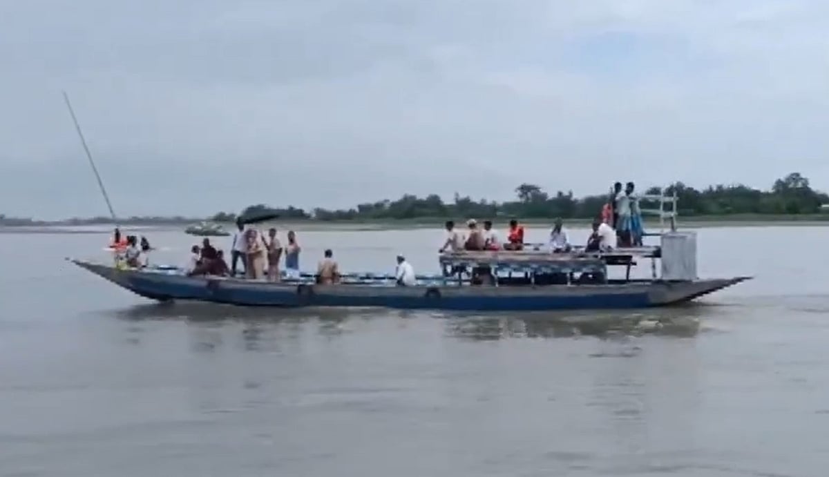அஸ்ஸாம் ஆற்றில் கவிழ்ந்த படகு: மூவர் மாயம்!