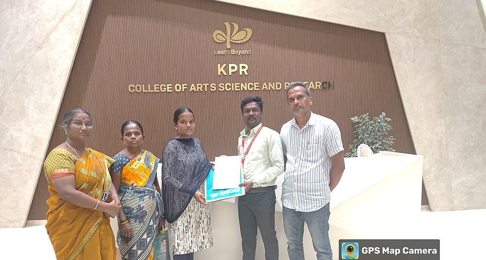 தந்தை இறந்ததால் படிக்க முடியாமல் தவித்த மாணவிக்கு கல்லூரியில் படிக்க உதவிய ஆட்சியர்!