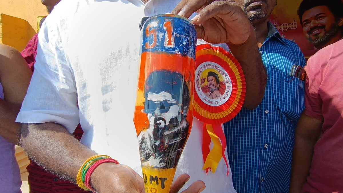 கண்ணாடி பாட்டிலினுள் விஜய் ஓவியம் ! 