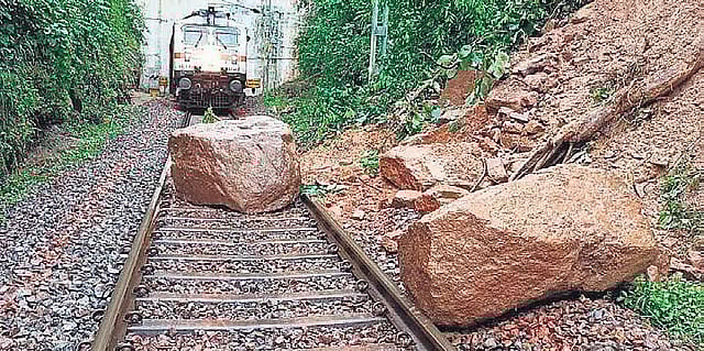 கர்நாடகத்தில் நிலச்சரிவால் ரயில் சேவைகள் பாதிப்பு!