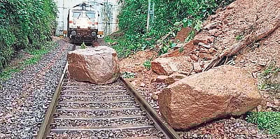 கர்நாடகத்தில் நிலச்சரிவால் ரயில் சேவைகள் பாதிப்பு!