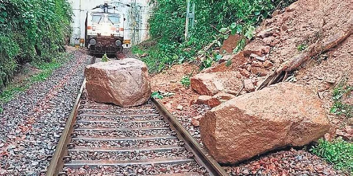 கர்நாடகத்தில் நிலச்சரிவால் ரயில் சேவைகள் பாதிப்பு!