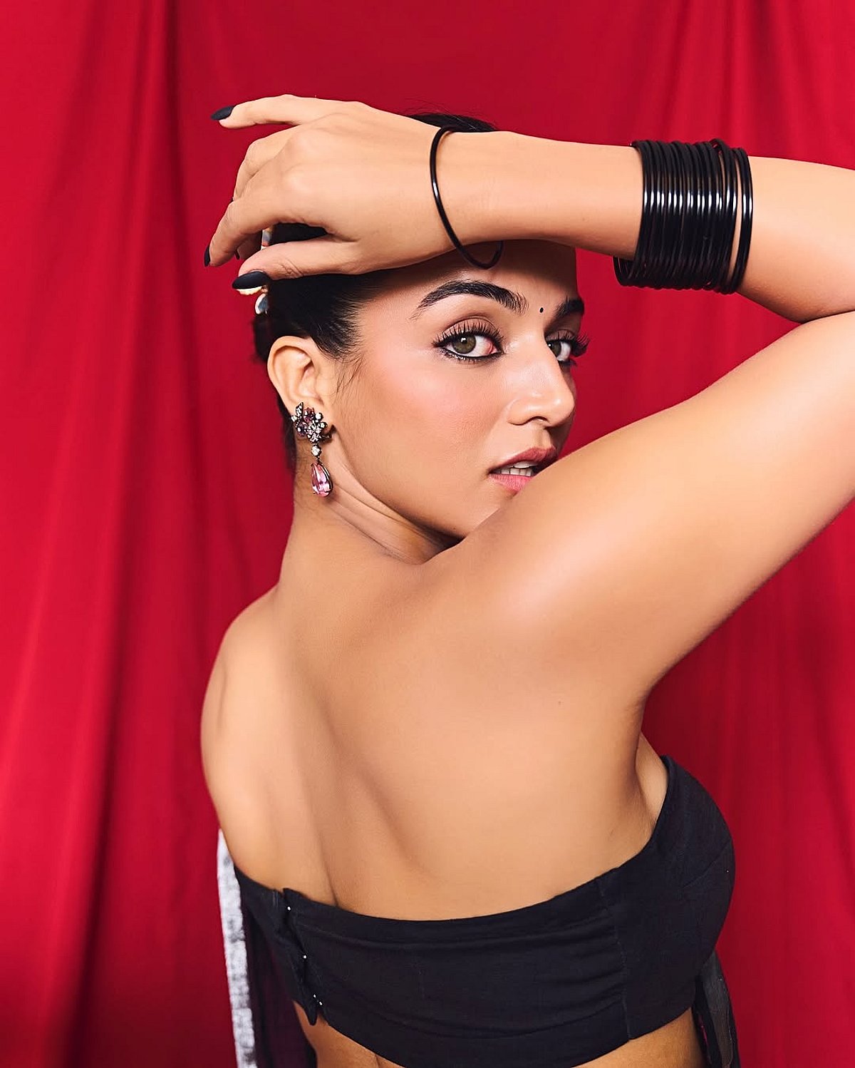 தொல்லையின் சுடர்... வாமிகா கேபி!