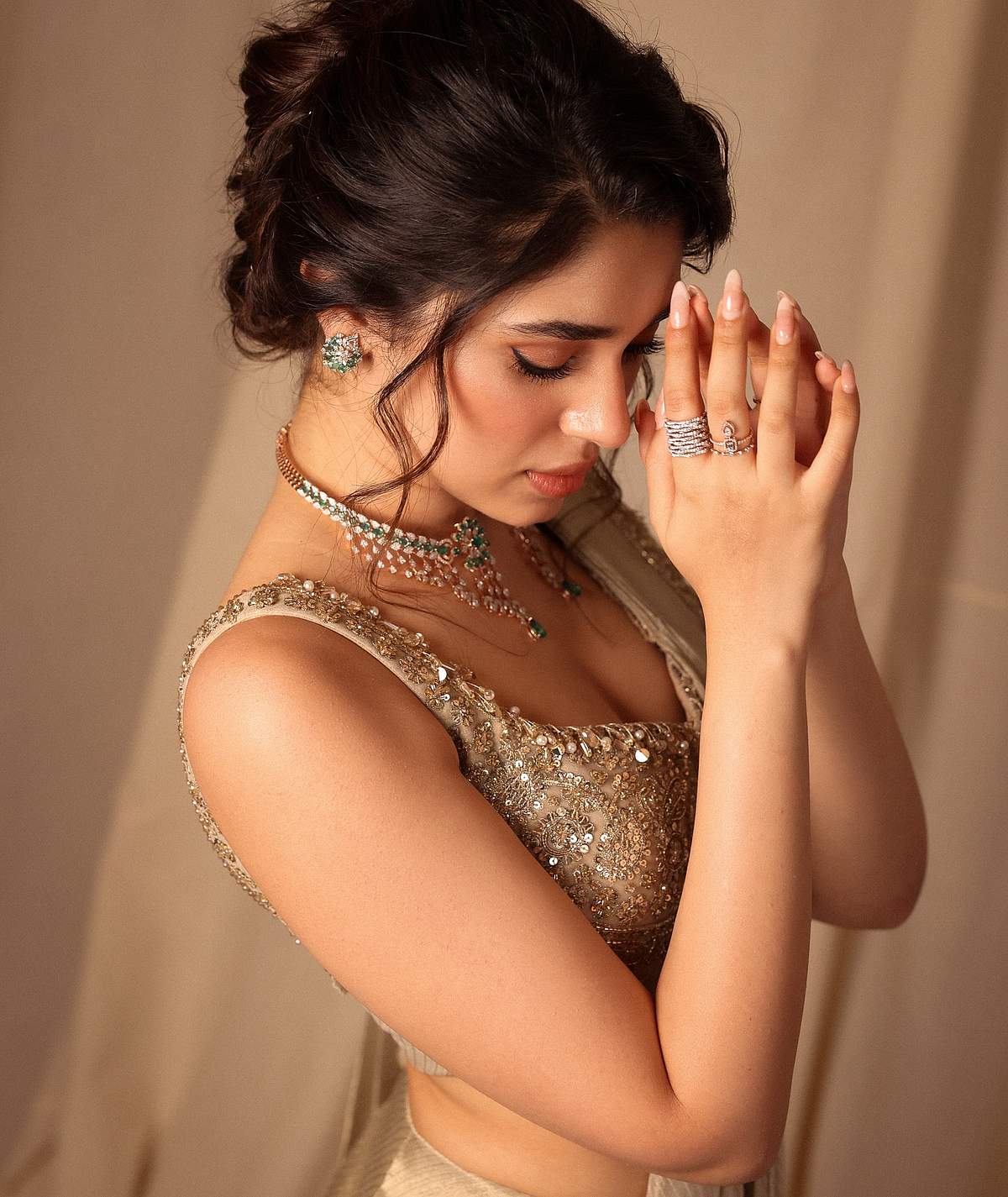 பொன் சிலை... கீர்த்தி ஷெட்டி!