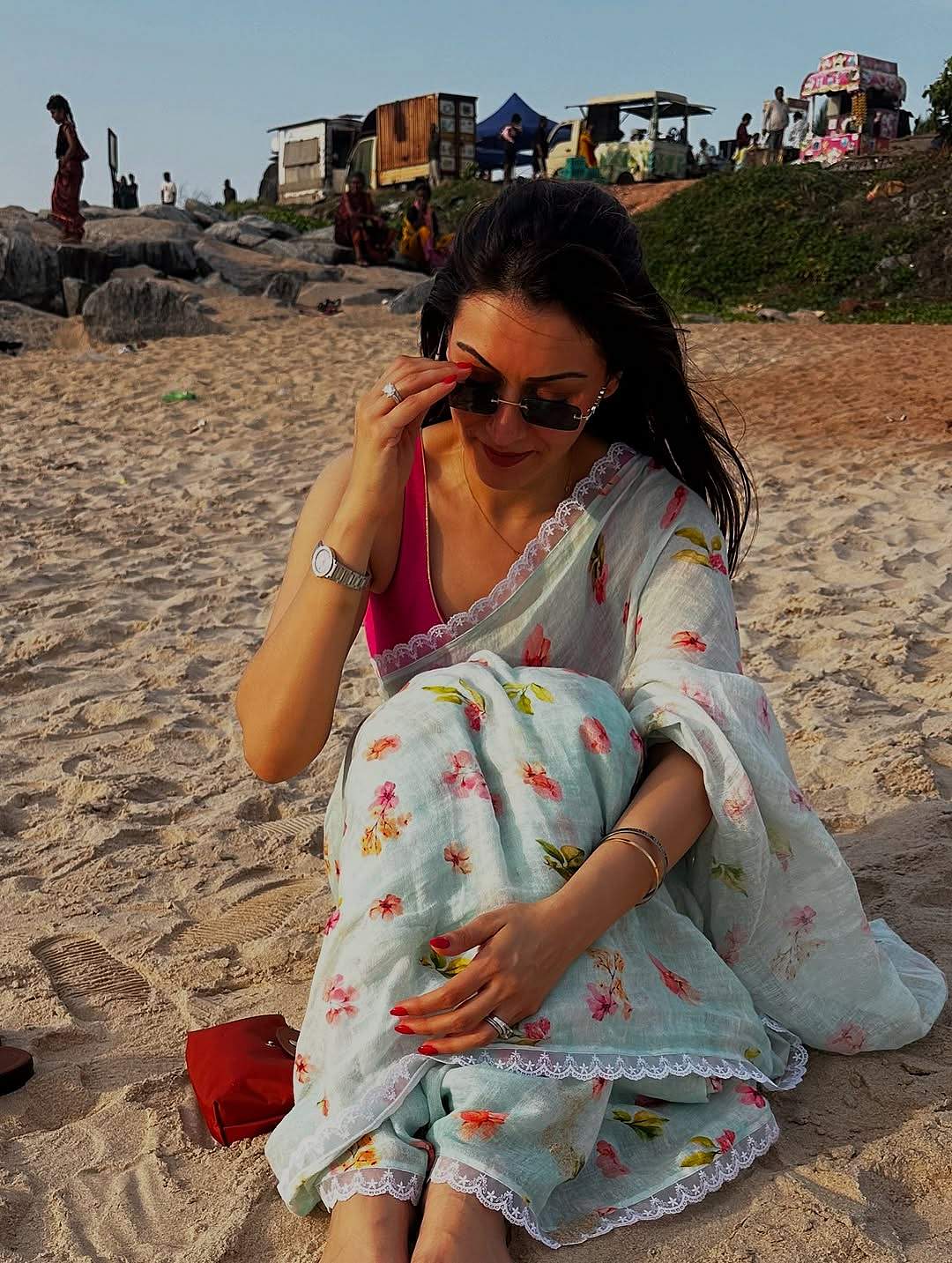 கடற்கரையில்.. ஹன்சிகா!