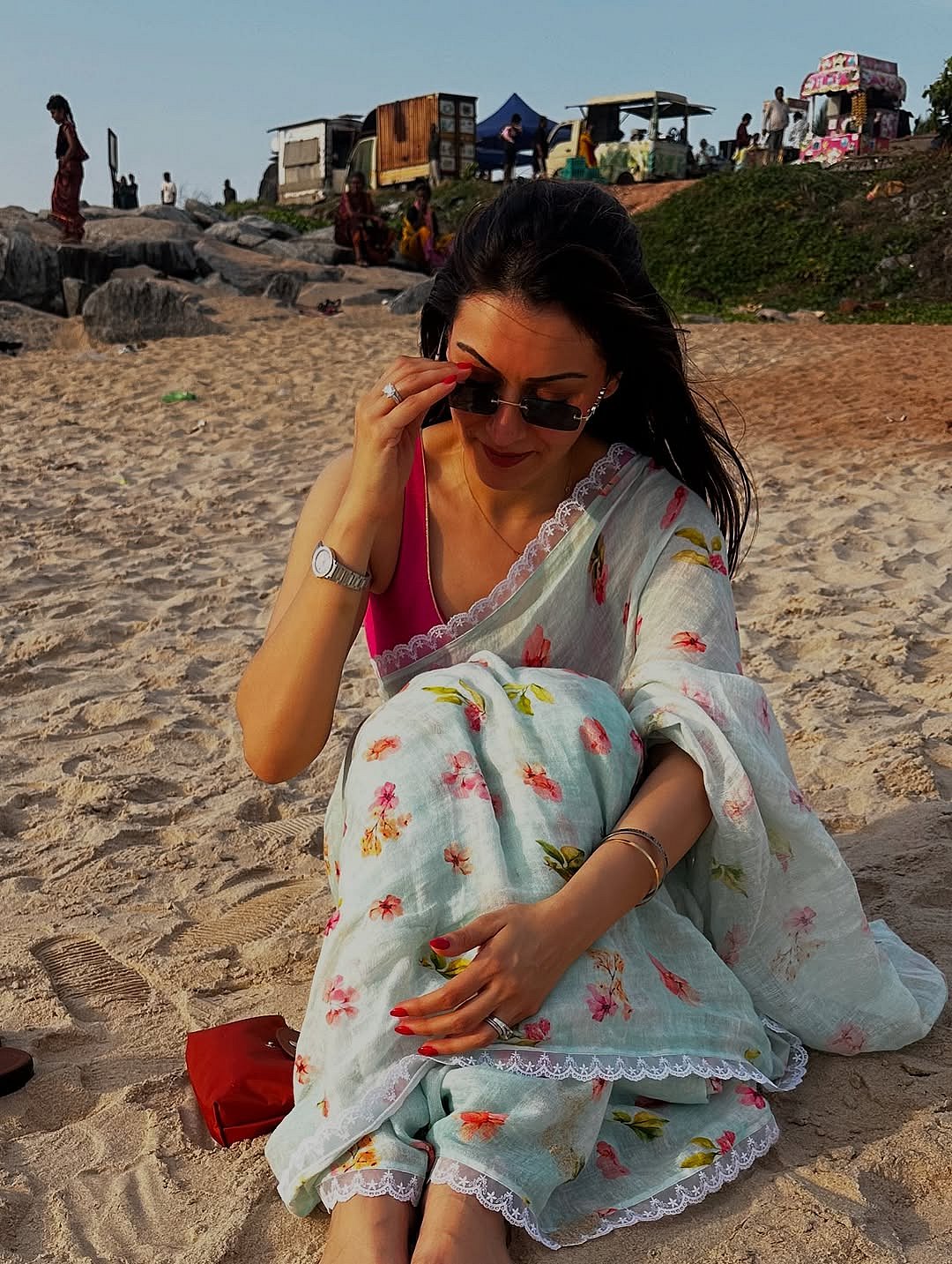 கடற்கரையில்.. ஹன்சிகா!