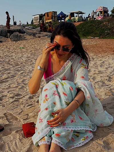 கடற்கரையில்.. ஹன்சிகா!