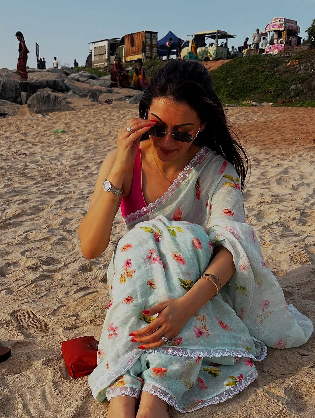 கடற்கரையில்.. ஹன்சிகா!