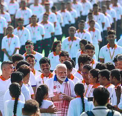 பதற்றமான உலகில் அமைதிக்கான பாதை யோகா: பிரதமா் மோடி