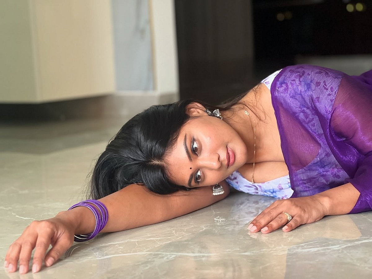 சாய்ந்து சாய்ந்து.. விந்துஜா