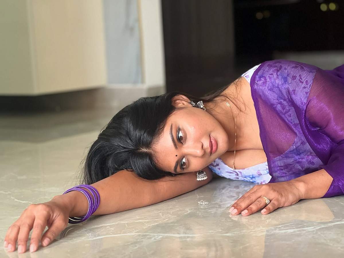 சாய்ந்து சாய்ந்து.. விந்துஜா