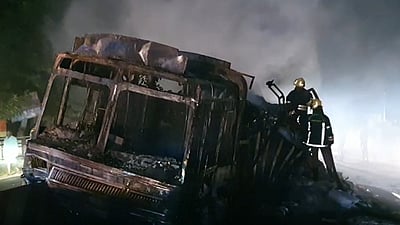 தடுப்பில் மோதி தீப்பிடித்து எரிந்த லாரி: தப்பிய கார்!