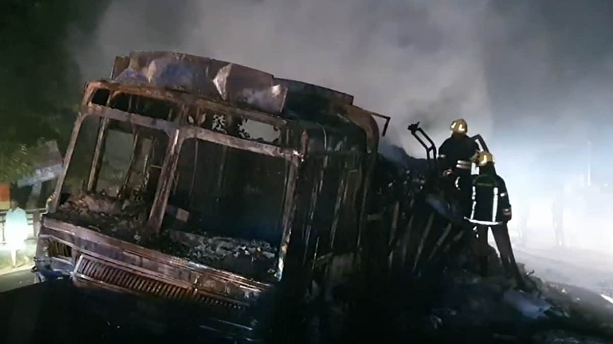 தடுப்பில் மோதி தீப்பிடித்து எரிந்த லாரி: தப்பிய கார்!