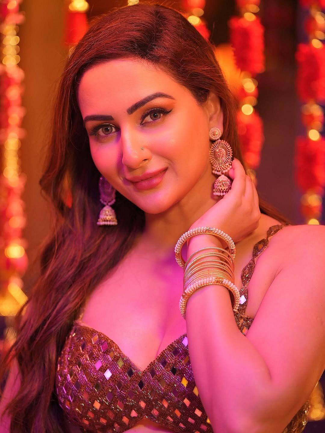 நூறு கோடி வெளிச்சம்... சாரா யாஸ்மின்!