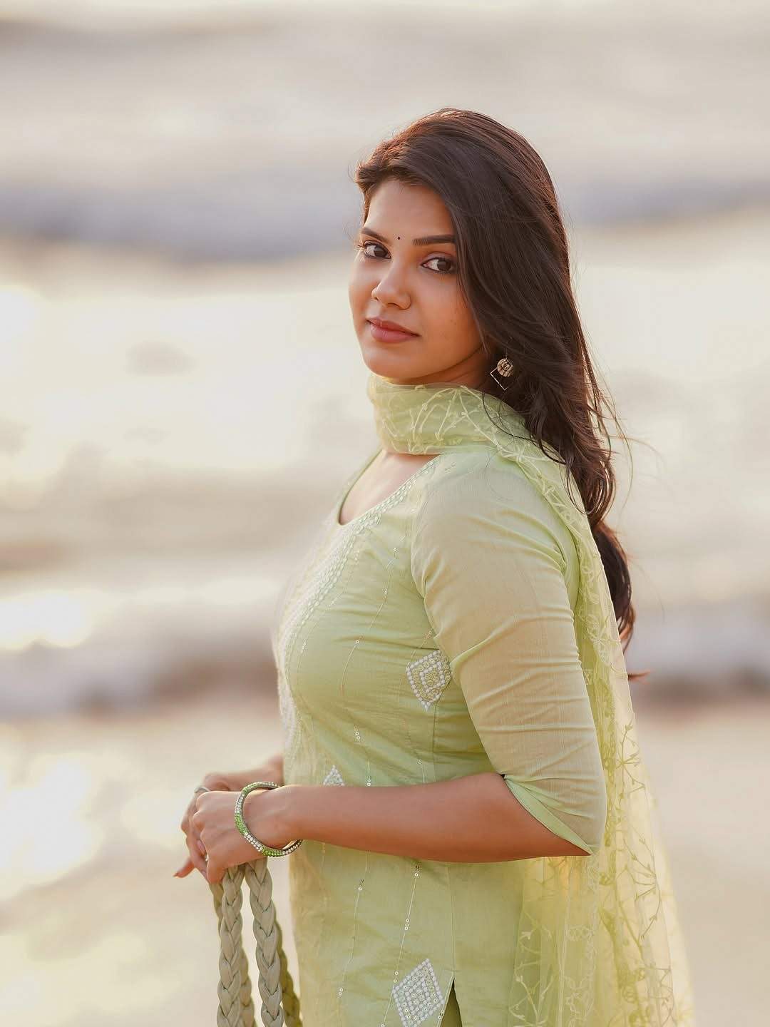 பொன்னிற மேனி... ஷாத்திகா!