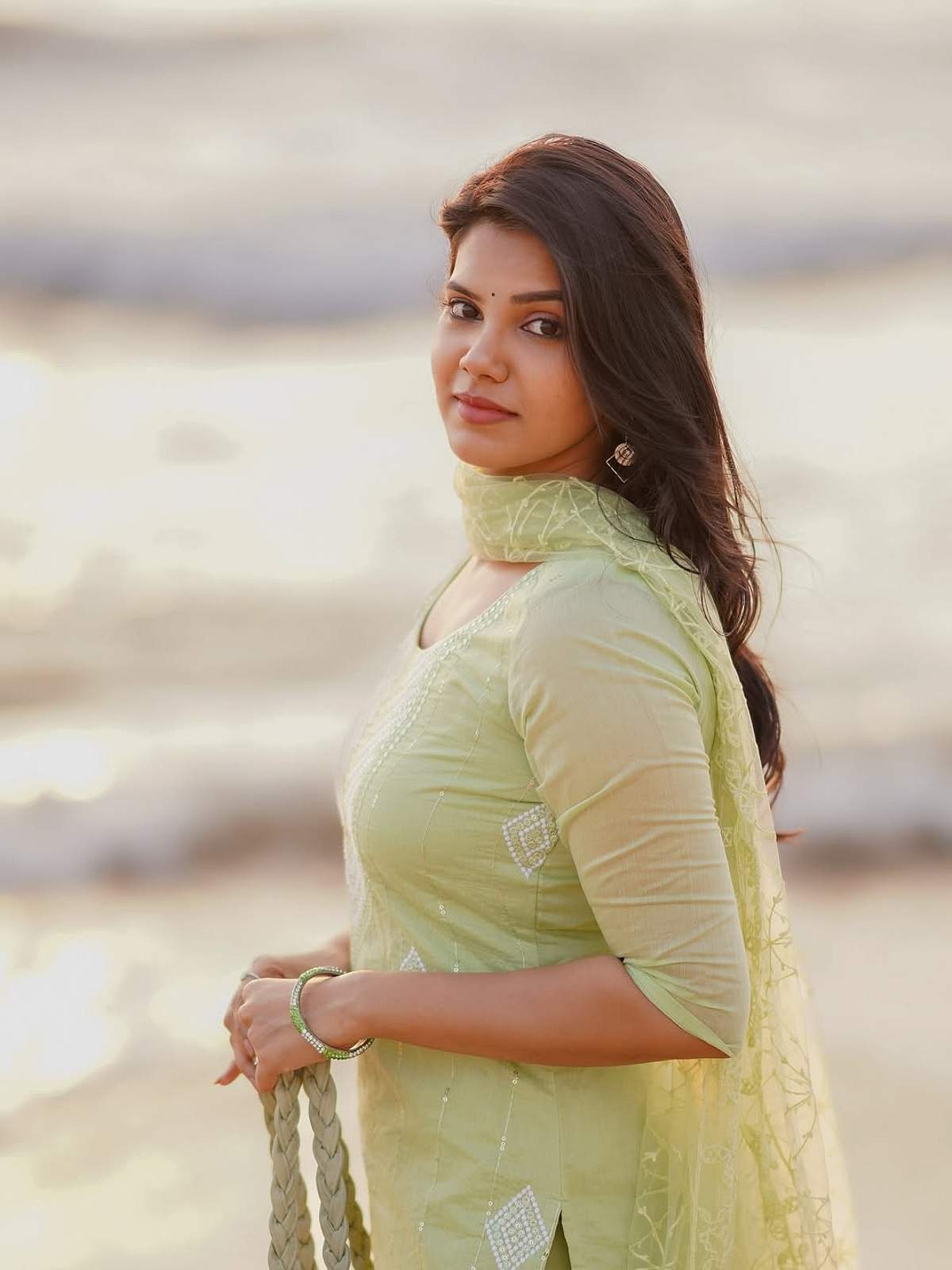 பொன்னிற மேனி... ஷாத்திகா!