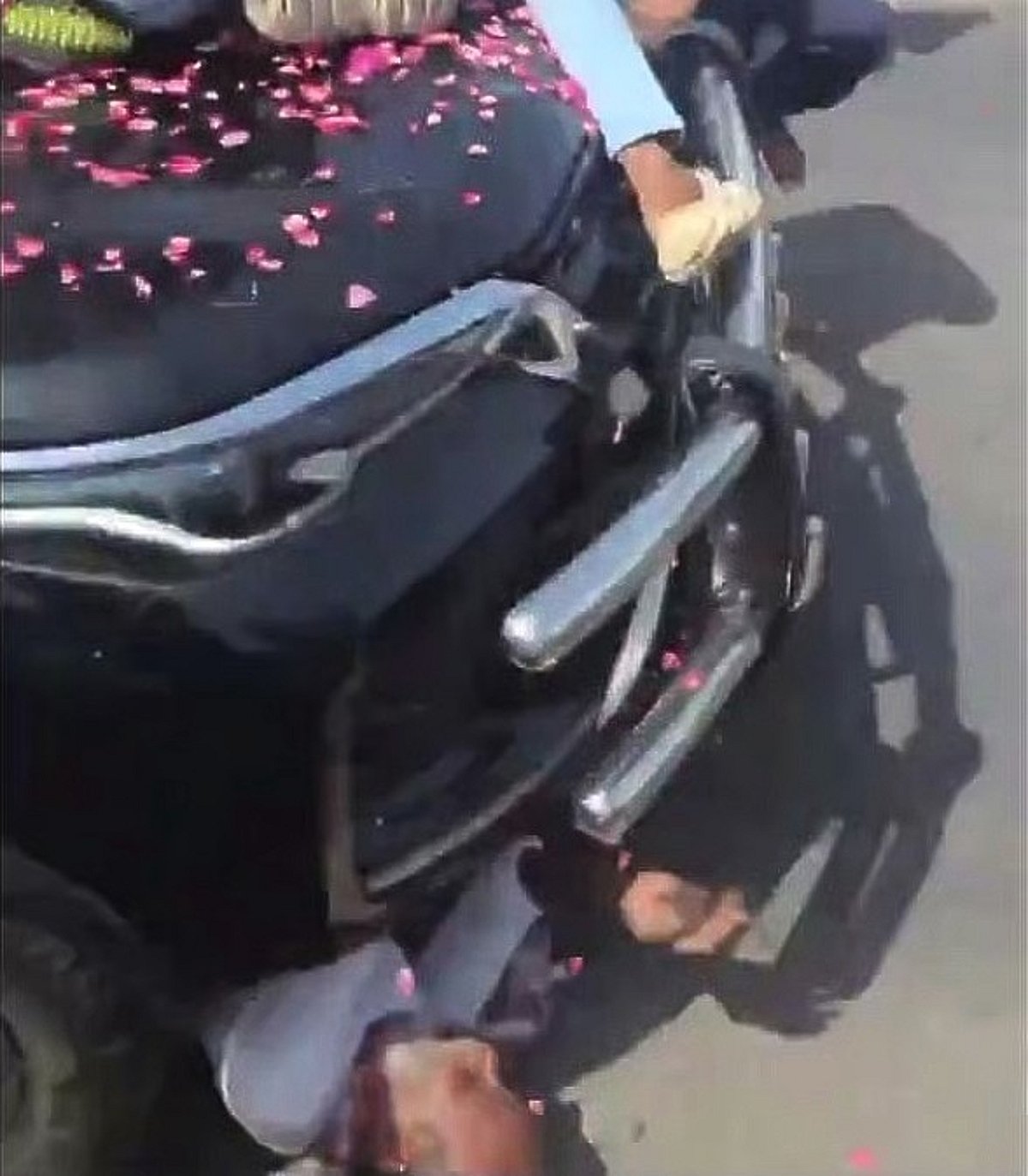 ஆந்திர முன்னாள் முதல்வரின் கார் முன் விழுந்த தொண்டர்: உடல் நசுங்கி பலி!