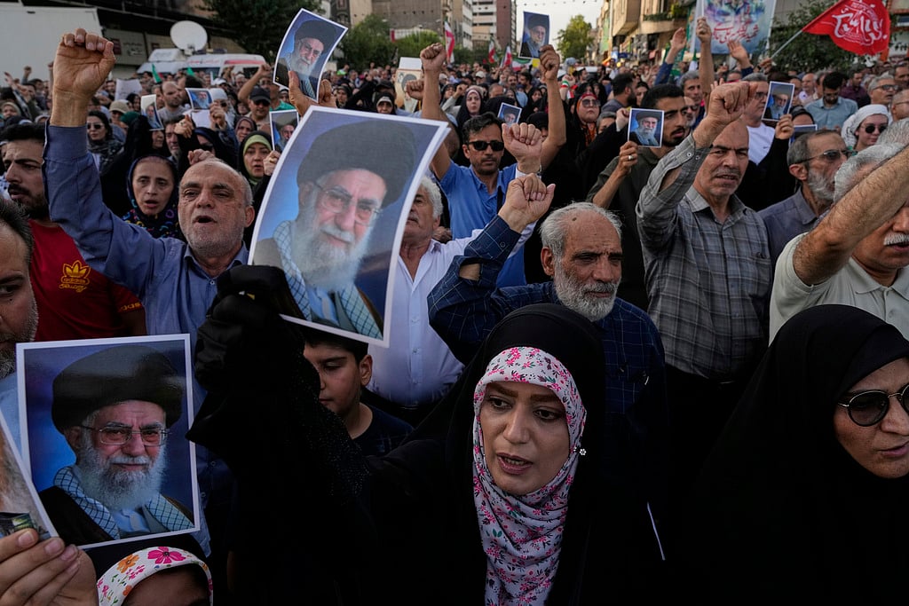 ஒரு மாதத்தைக் கடந்த ஈரான் மக்கள் போராட்டம் : மத்திய கிழக்கில் அமெரிக்க போா்க்கப்பல்கள்