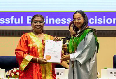 சுற்றுச்சூழல் செலவுகள் மீதும் பெரு நிறுவனங்கள் கவனம் கொள்ள வேண்டும்: குடியரசுத் தலைவா்