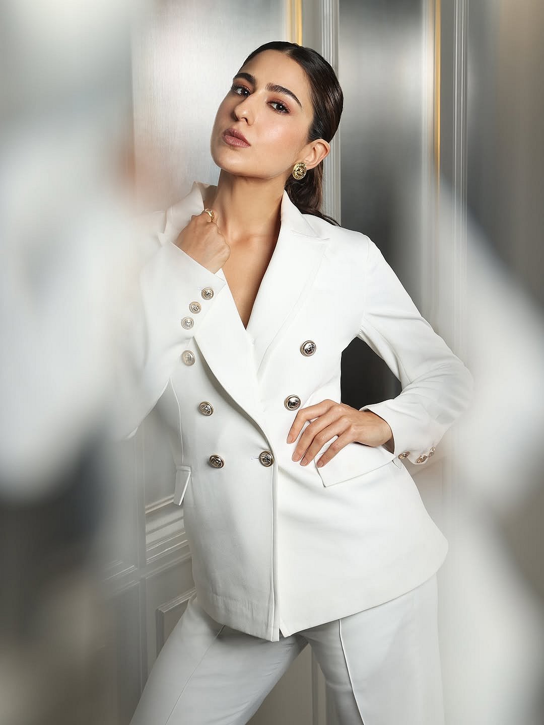 வெண்மையின் பிரதிபலிப்பு... சாரா அலி கான்!