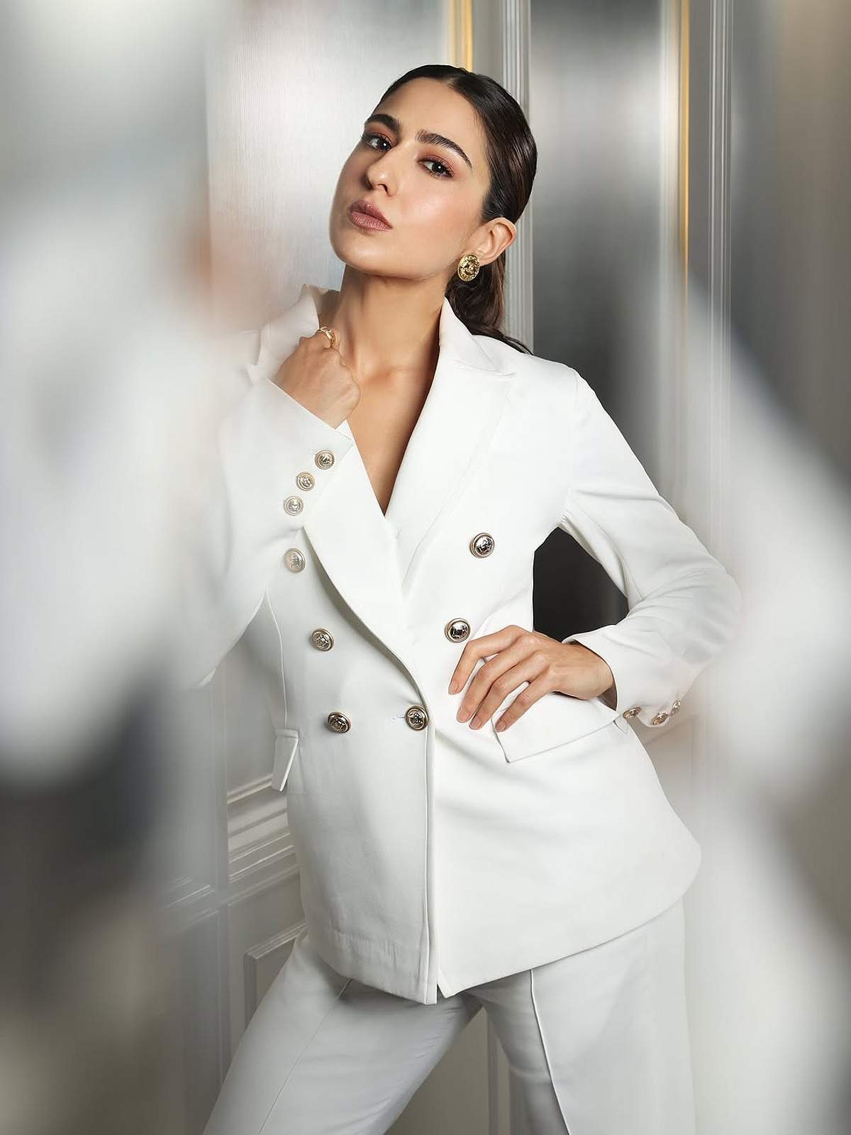 வெண்மையின் பிரதிபலிப்பு... சாரா அலி கான்!