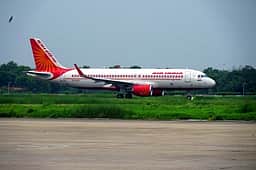 சென்னையில் சூறைக்காற்று: விமானங்கள் தாமதம்!