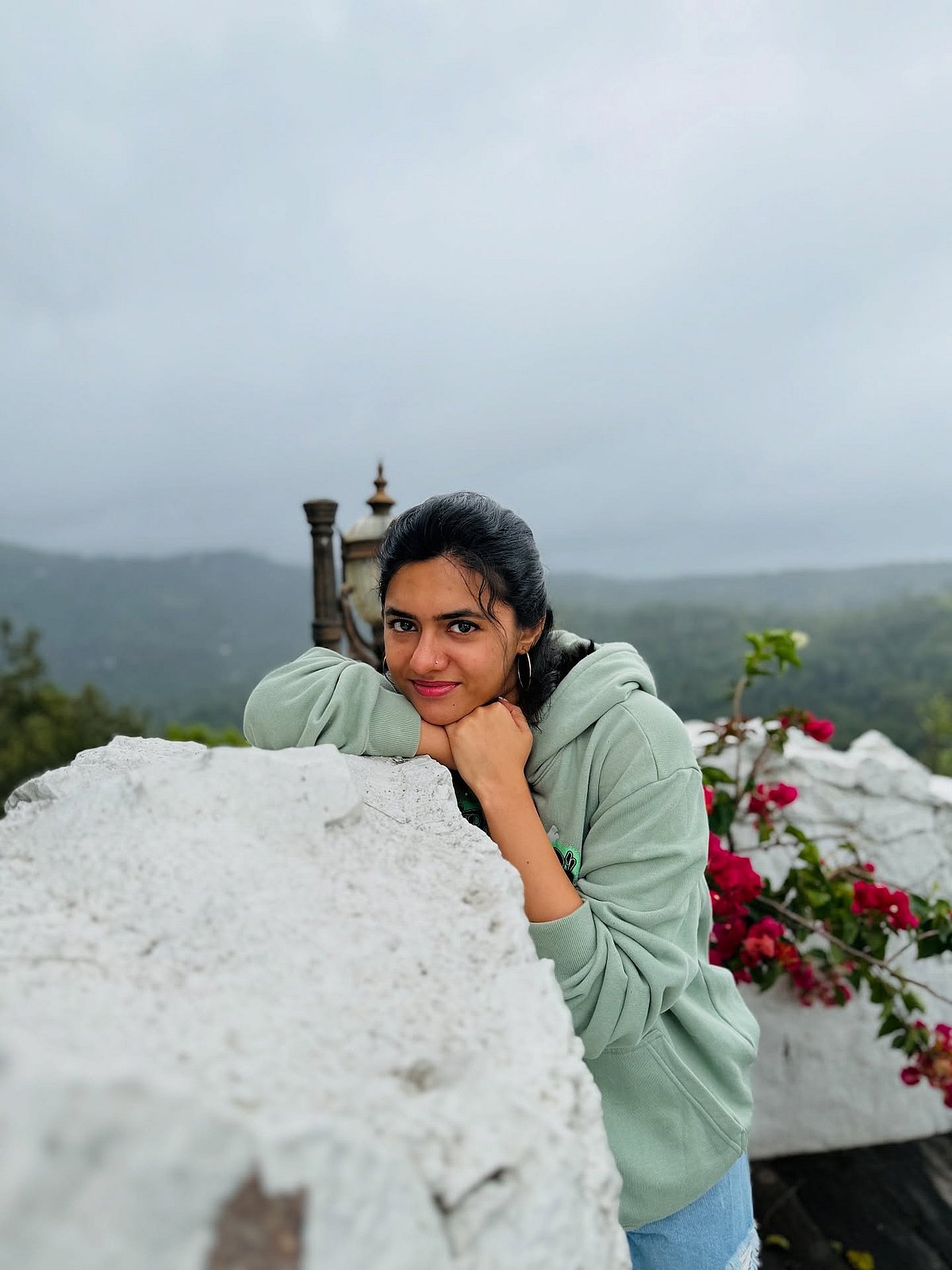 சார்மிங் லுக்கில்... ஃபெமினா ஜார்ஜ்!