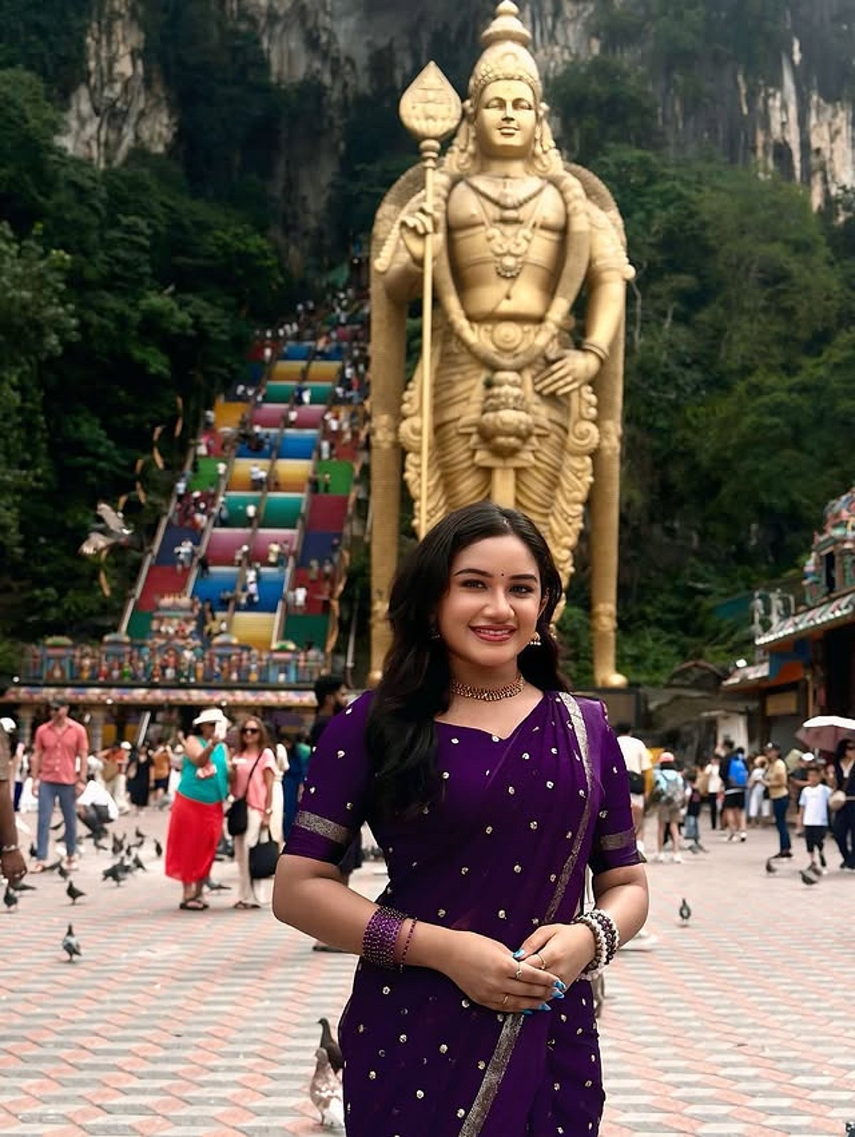 மலேசியா முருகன் கோயிலில்.. ரவீனா தாஹா!