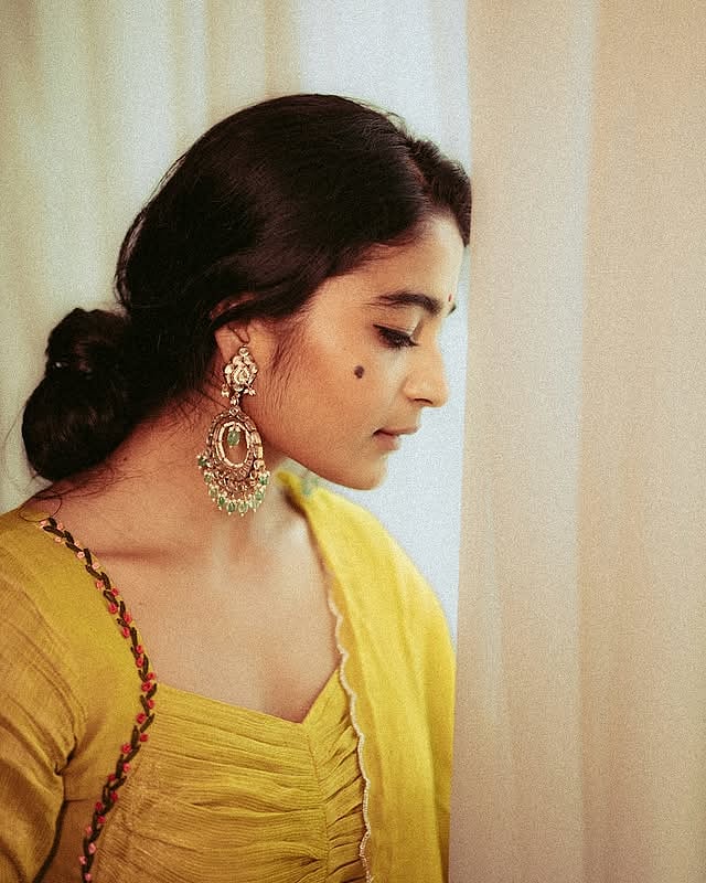 மான் விழி.. சைத்ரா ஆச்சர்