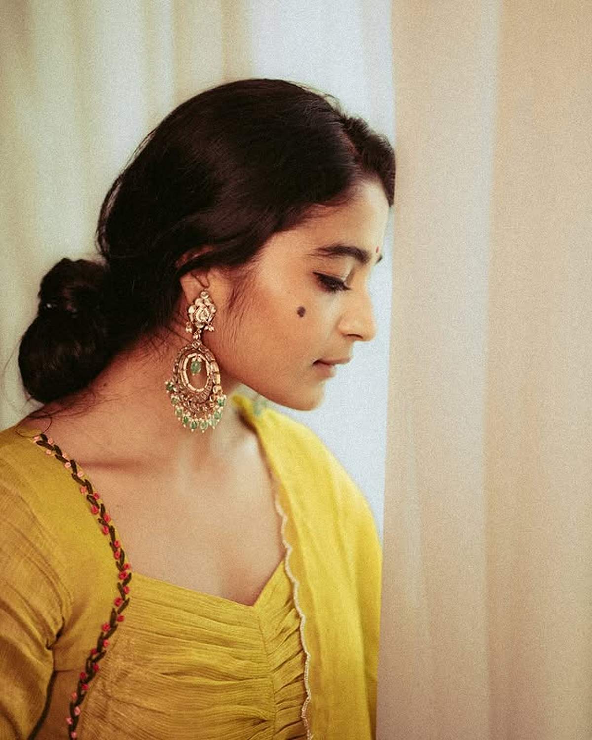 மான் விழி.. சைத்ரா ஆச்சர்