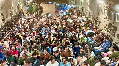 ஈரானில் இருந்து நாடு திரும்பிய இந்தியர்கள் ஆரவாரம் - புகைப்படங்கள்