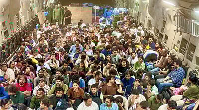 ஈரானில் இருந்து நாடு திரும்பிய இந்தியர்கள் ஆரவாரம் - புகைப்படங்கள்