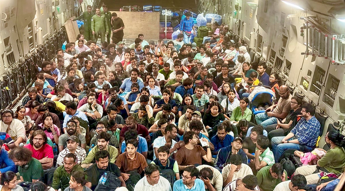 ஈரானில் இருந்து நாடு திரும்பிய இந்தியர்கள் ஆரவாரம் - புகைப்படங்கள்