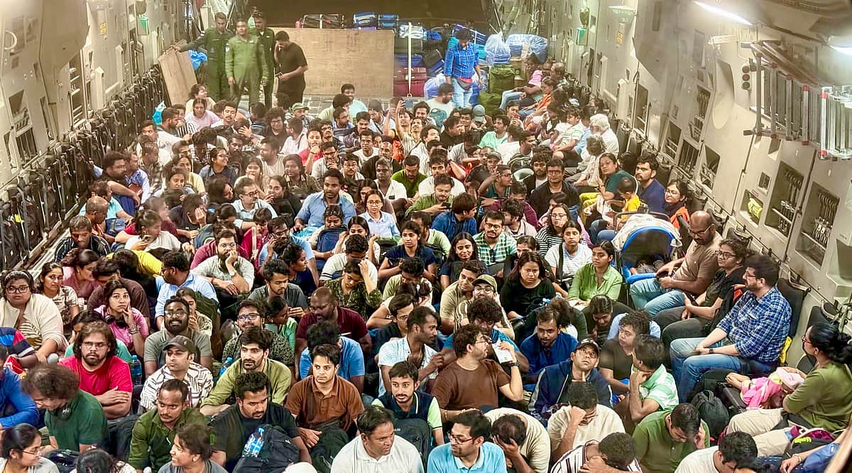 ஈரானில் இருந்து நாடு திரும்பிய இந்தியர்கள் ஆரவாரம் - புகைப்படங்கள்