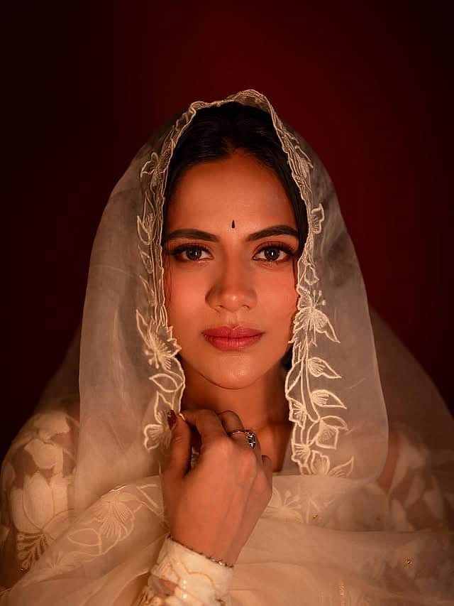 அழகு பதுமை.. ஐஸ்வர்யா!