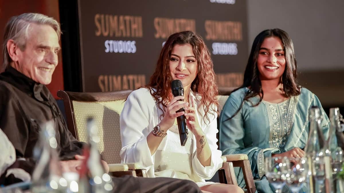 கனவு நனவானது..! ஹாலிவுட்டில் அறிமுகமாகும் வரலட்சுமி!