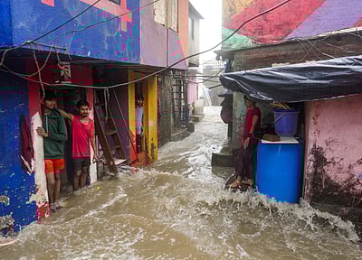 மும்பை குடியிருப்புப் பகுதிகளில் உட்புகுந்த கடல் நீர் - புகைப்படங்கள்