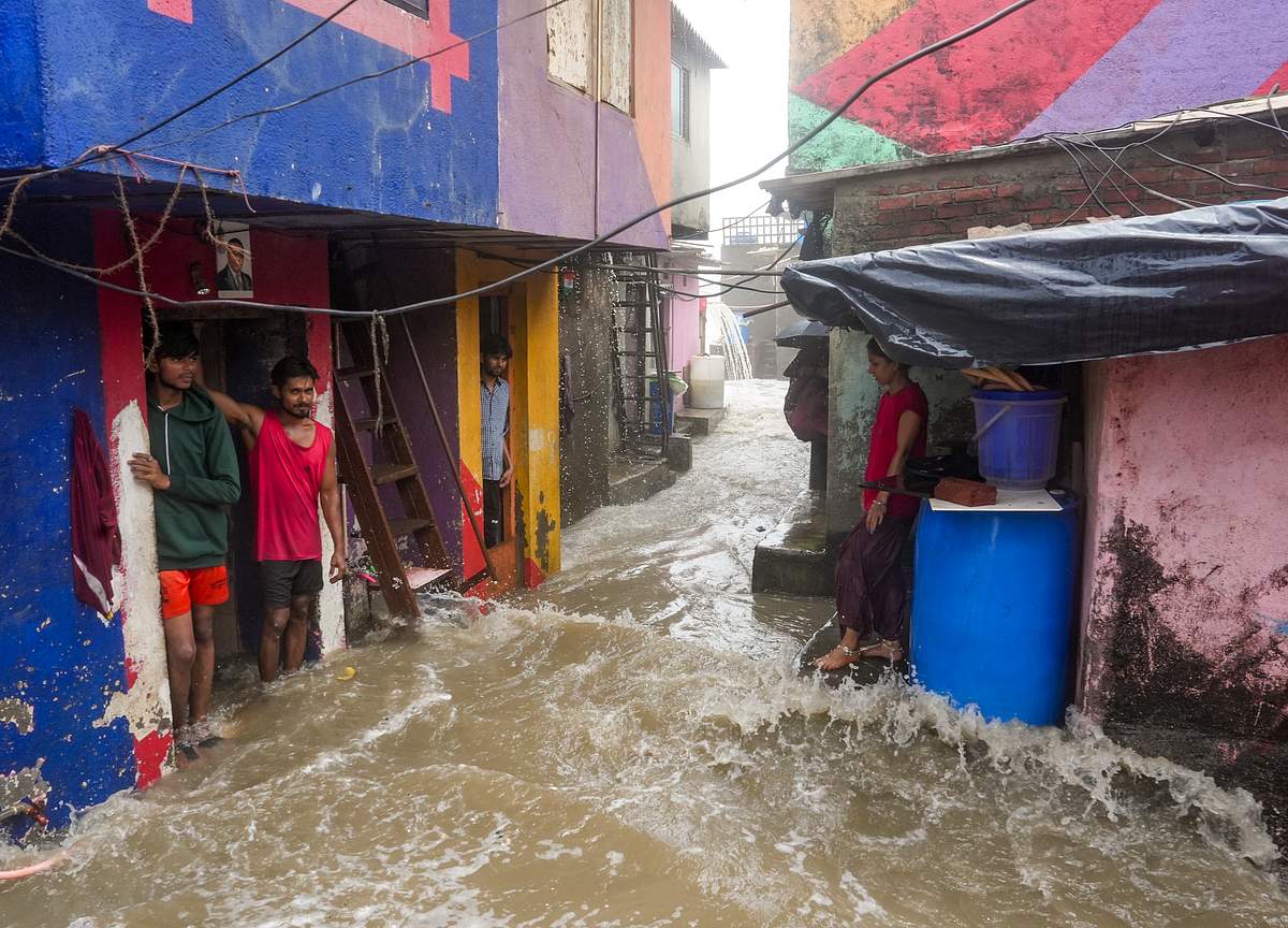 மும்பை குடியிருப்புப் பகுதிகளில் உட்புகுந்த கடல் நீர் - புகைப்படங்கள்