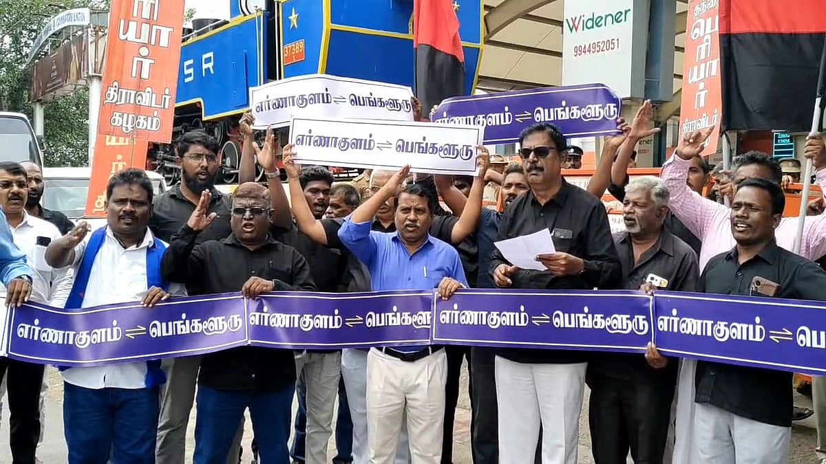 எர்ணாகுளம் - பெங்களூர் ரயிலில் தமிழில் பெயர்ப் பலகை வைக்க முயன்றவர்கள் கைது!