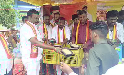 திருவண்ணாமலையில் தவெகவினா் அன்னதானம்