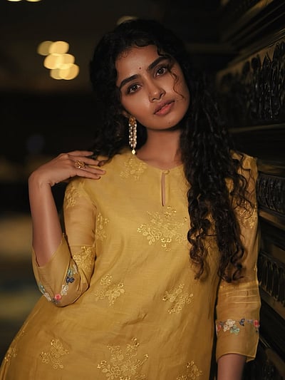 பார்த்தாலே பரவசம்... அனுபமா பரமேஸ்வரன்!