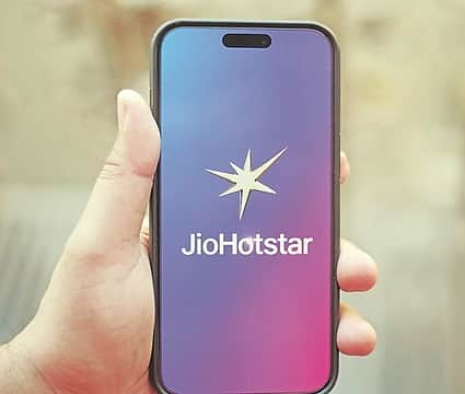 சந்தாதாரா்கள் எண்ணிக்கை: நெட்ஃப்ளிக்ஸை நெருங்கும் ஜியோஹாட்ஸ்டாா்