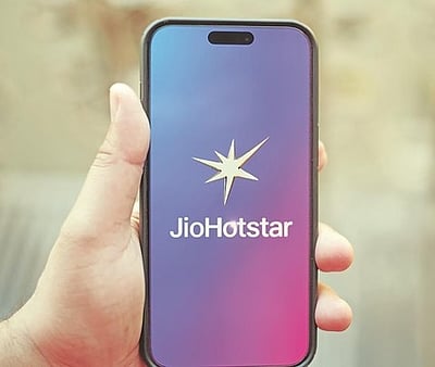 சந்தாதாரா்கள் எண்ணிக்கை: நெட்ஃப்ளிக்ஸை நெருங்கும் ஜியோஹாட்ஸ்டாா்