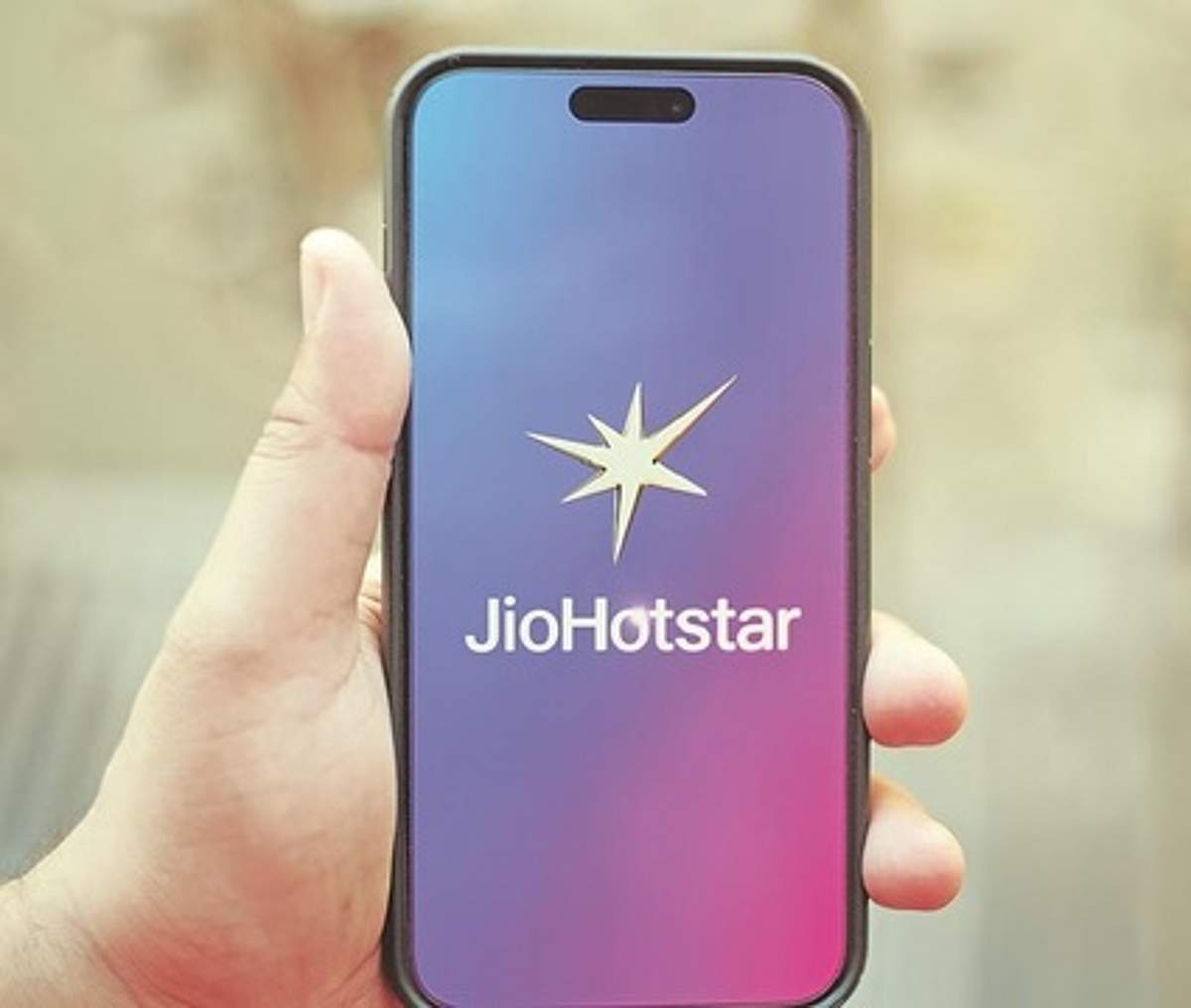 சந்தாதாரா்கள் எண்ணிக்கை: நெட்ஃப்ளிக்ஸை நெருங்கும் ஜியோஹாட்ஸ்டாா்