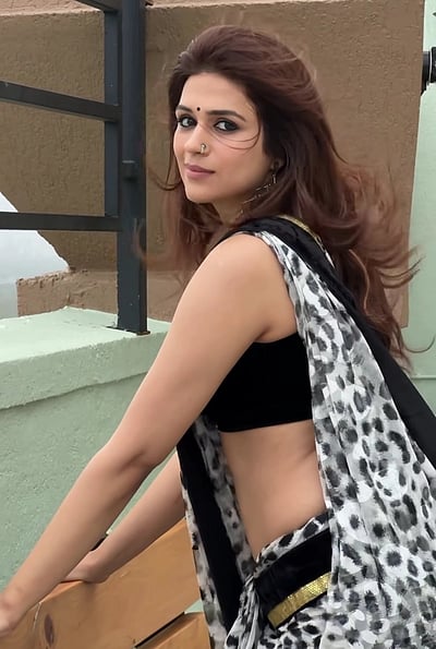 பிளாக் & ஒயிட்... ஷ்ரத்தா தாஸ்!