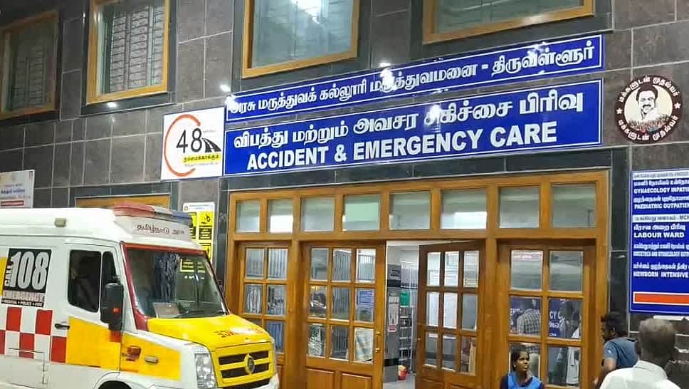 திருவள்ளூர் அருகே நாட்டு வெடிகுண்டு வீசி இளைஞர் கொலை, 2 பேர் காயம்