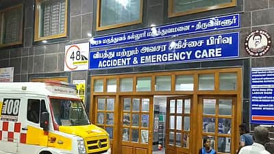 திருவள்ளூர் அருகே நாட்டு வெடிகுண்டு வீசி இளைஞர் கொலை, 2 பேர் காயம்