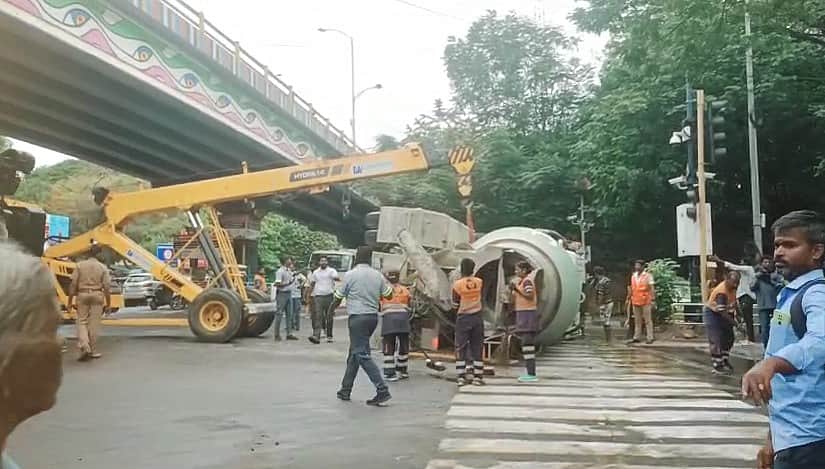 அடையாறில் லாரிகள் மோதி விபத்து! போக்குவரத்து பாதிப்பு!