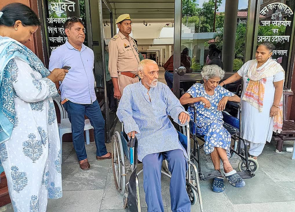 நொய்டாவில் சட்டவிரோத முதியோர் இல்லத்தில் இருந்து 42 முதியவர்கள் மீட்பு 