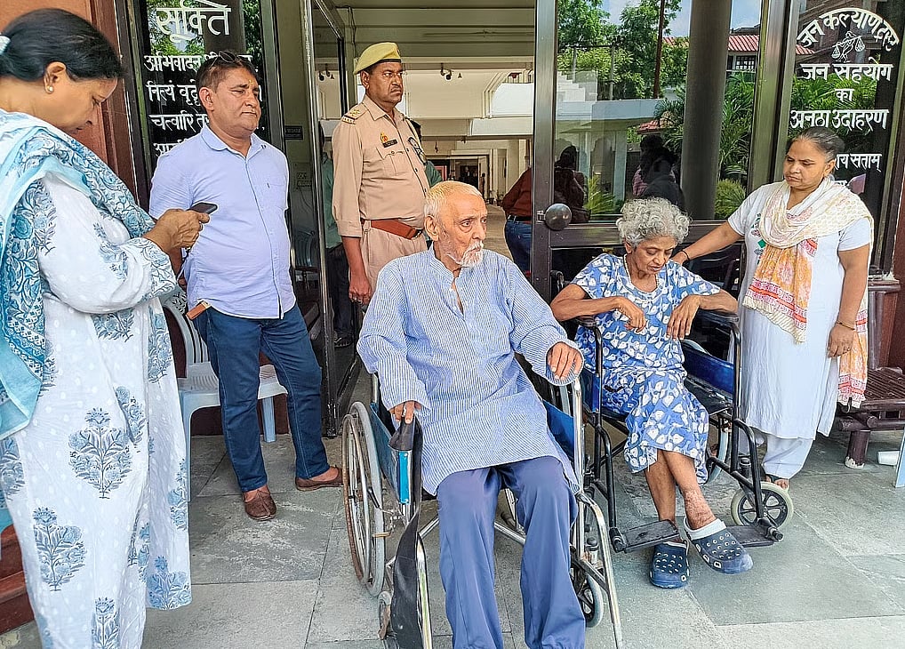 நொய்டாவில் சட்டவிரோத முதியோர் இல்லத்தில் இருந்து 42 முதியவர்கள் மீட்பு 